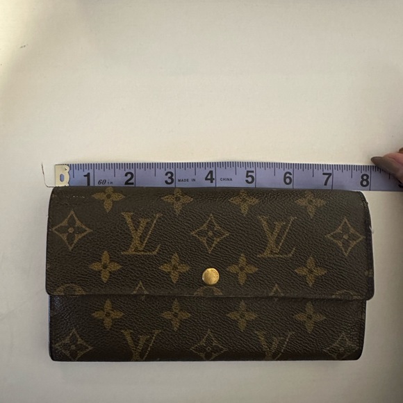 *Sold* Louis Vuitton Monogram Sarah Wallet - Picture 7 of 13